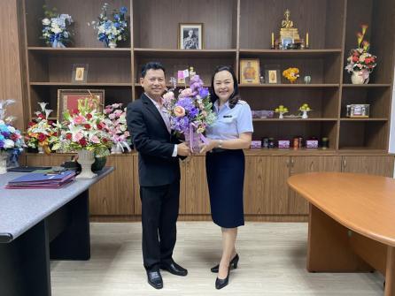 ผู้ช่วยผู้อำนวยการ ธนาคารออมสิน แสดงความยินดีกับกรรมการผู้จัดการ ท่านใหม่ ของสำนักงานกองทุนพัฒนาเมืองในภูมิภาค